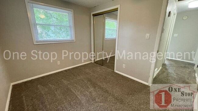 Building Photo - Split level 3 bedroom, 1.5 bathroom, and 1...