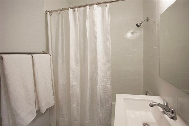 Building Photo - 65 E India Row