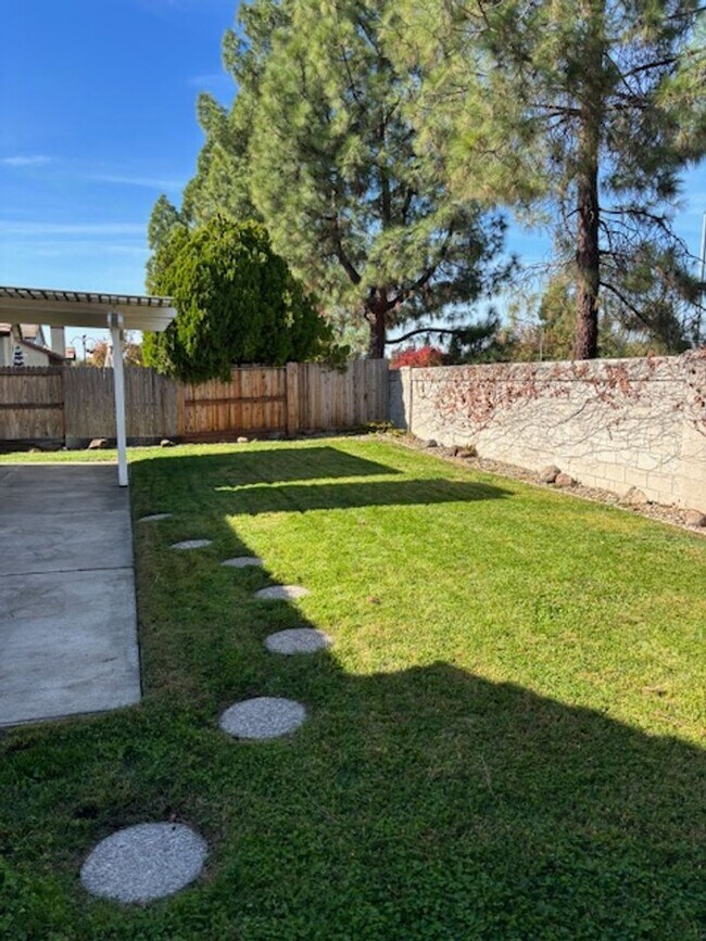 Building Photo - Amazing Single Story Home Located in Rosev...