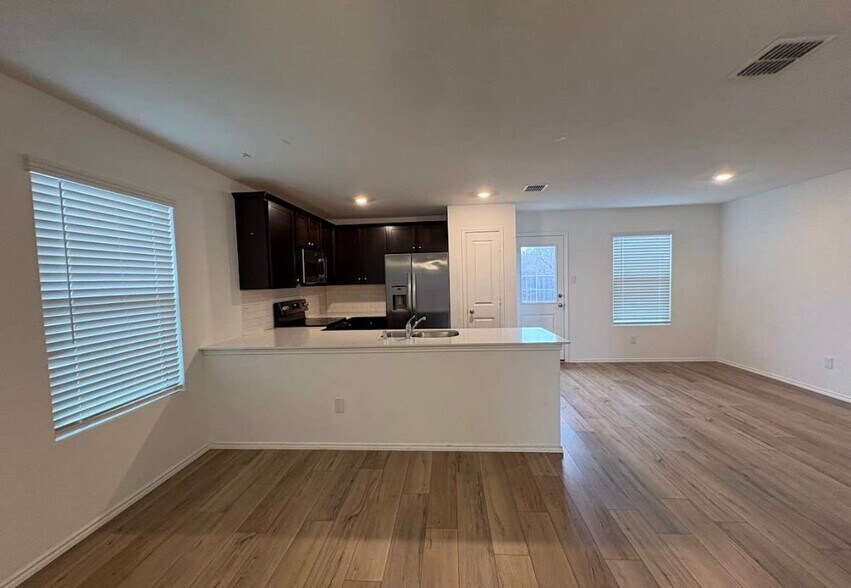 Building Photo - 1256 Mosely Cir