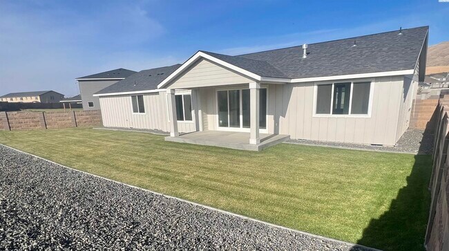 Building Photo - FOR RENT, newer modern home