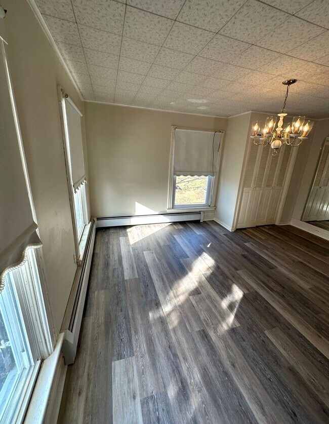 Building Photo - 2027 Lincoln Way E