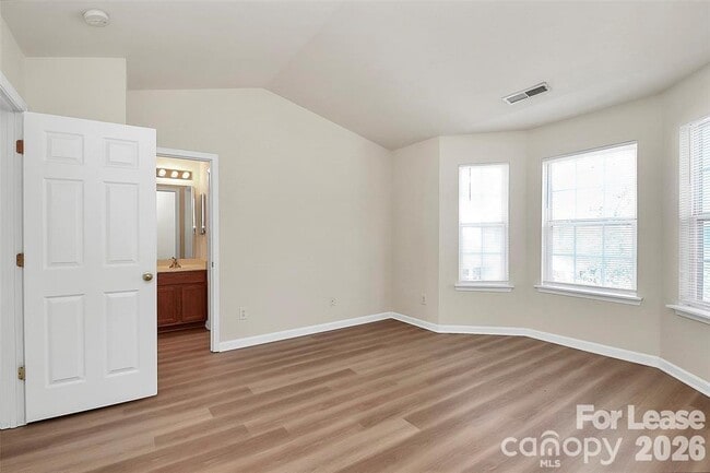 Building Photo - 915 Par One Ct