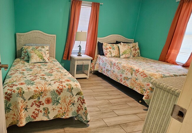 Building Photo - Cozy Cottage – Just 1 Block from the Beach