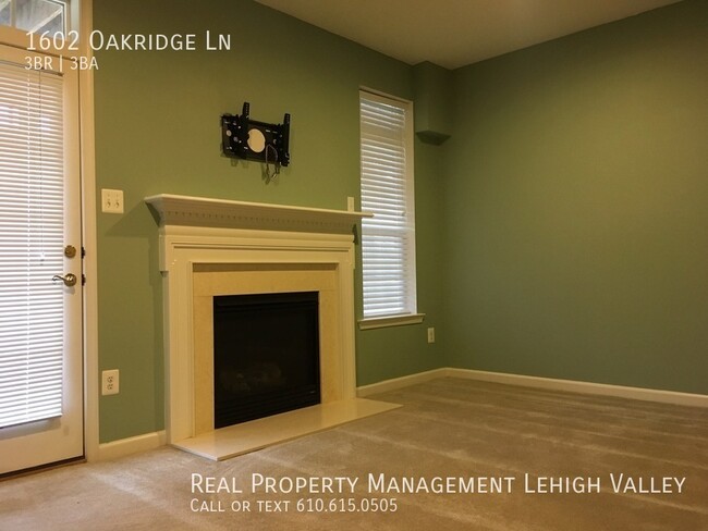 Building Photo - Beautiful townhome perfect for busy commuter!