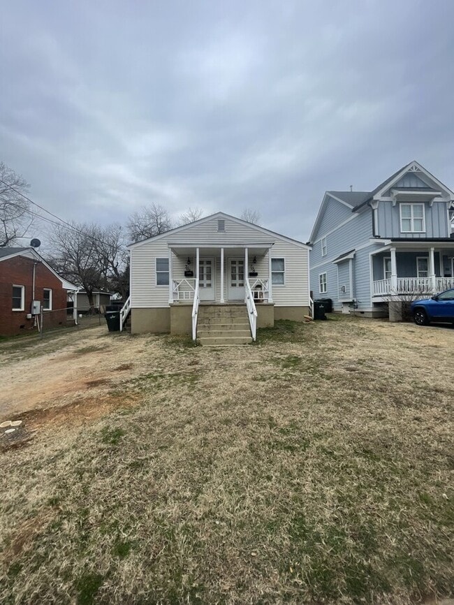 Building Photo - 1 bed 1 bath Triplex