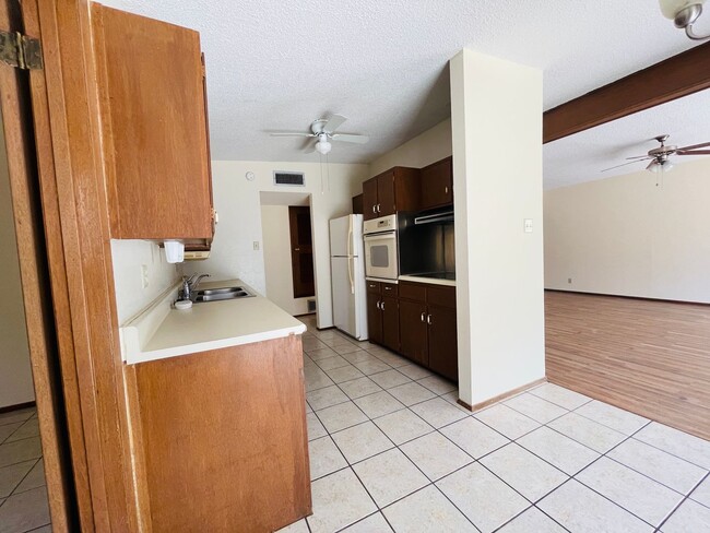Building Photo - Westside 3 Bedroom 1.75 Bath