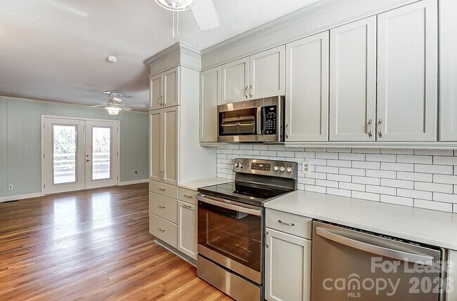 Building Photo - 10 Spruce Pine Dr