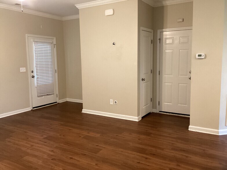 Building Photo - 708 Canyon Dr