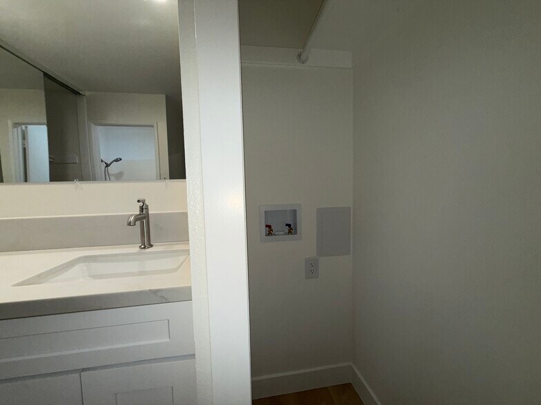 Building Photo - 170 Streamwood