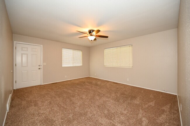 Building Photo - Duplex in Sandy - Available NOW!