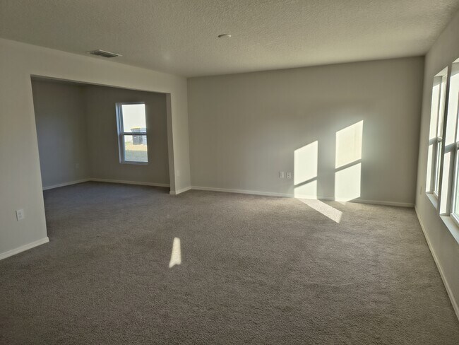 Building Photo - 275 Hyacinth Ct