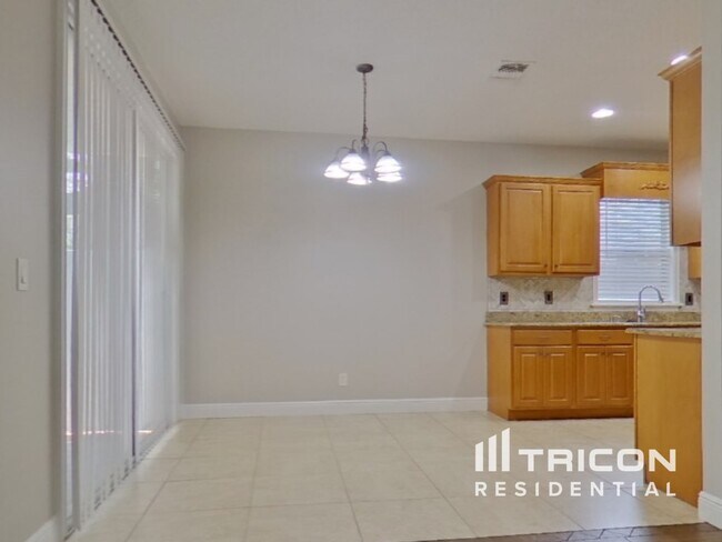 Building Photo - 605 Arlington Ct