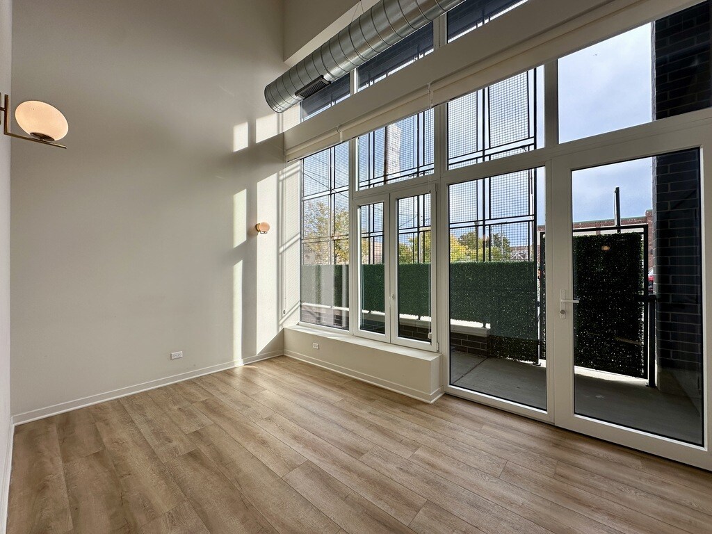 Building Photo - 3215 N Narragansett Ave