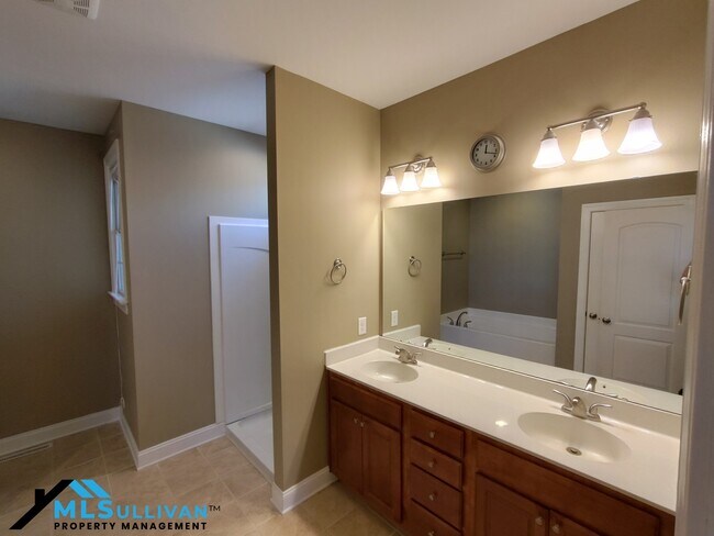 Building Photo - 279 Weaver Ridge Rd