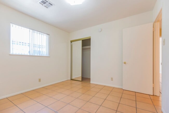 Building Photo - 3 Bedroom 2 Bath Home