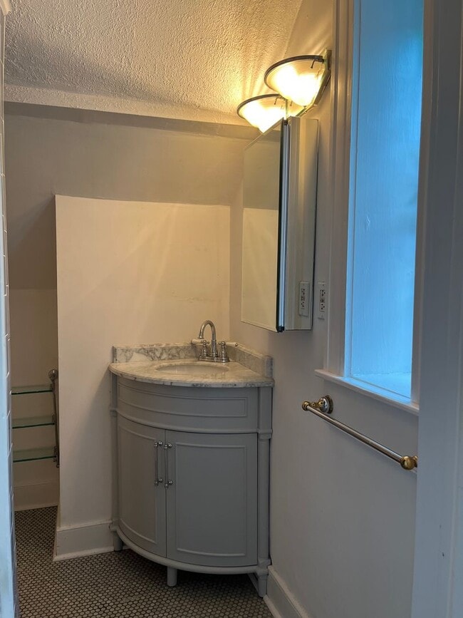 Building Photo - -- AVAILABLE SEPTEMBER 4TH -- 2 BR / 1 BA Beautiful Historic Carriage House on Monument Ave! Avai...