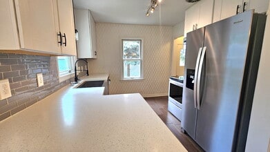 Building Photo - Beautiful 3-Bed, 3-Bath Haven with 1,901 Sq Ft of Comfort in St Louis Park with yard. 7/1/2026
