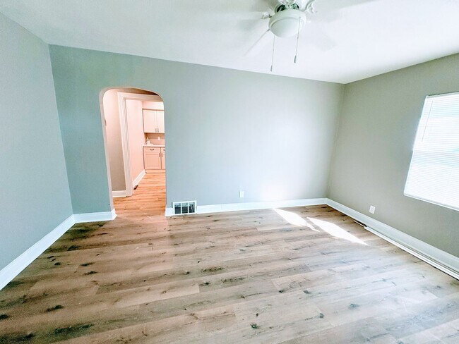 Building Photo - 2-4 Bedroom 1 Bathroom Home