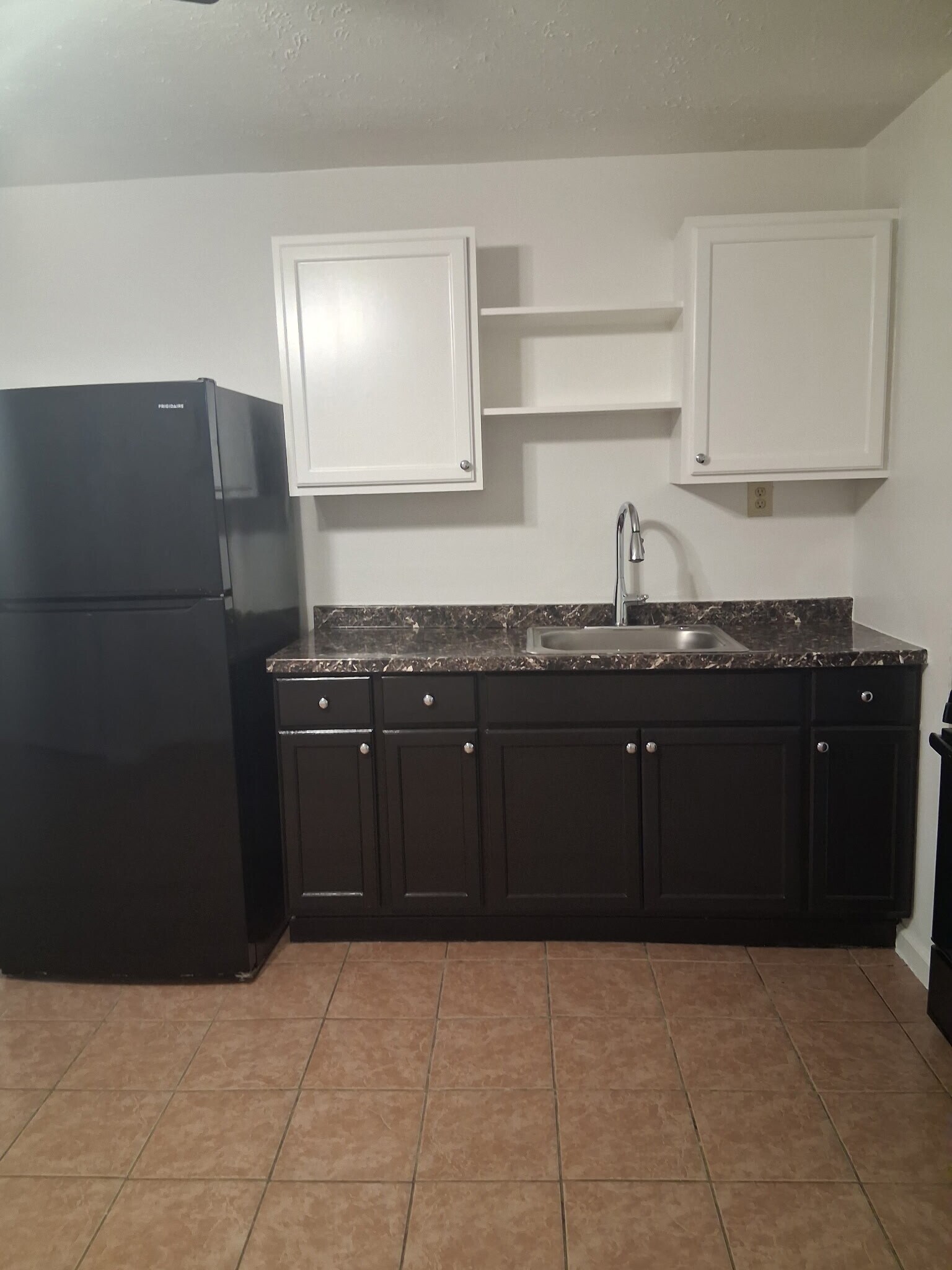 KITHEN COUNTERTOP & CABINETS - 1200 E 26th St