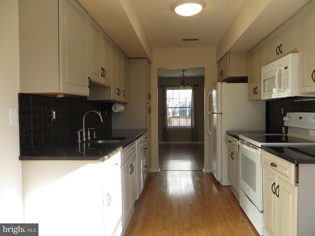 Building Photo - 6403 Rolling Hill Dr