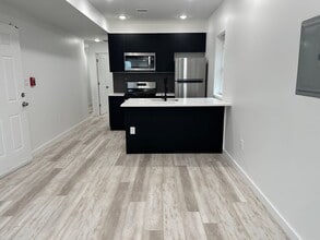 Building Photo - Modern & spacious 2Bedroom 1Bath Apartment