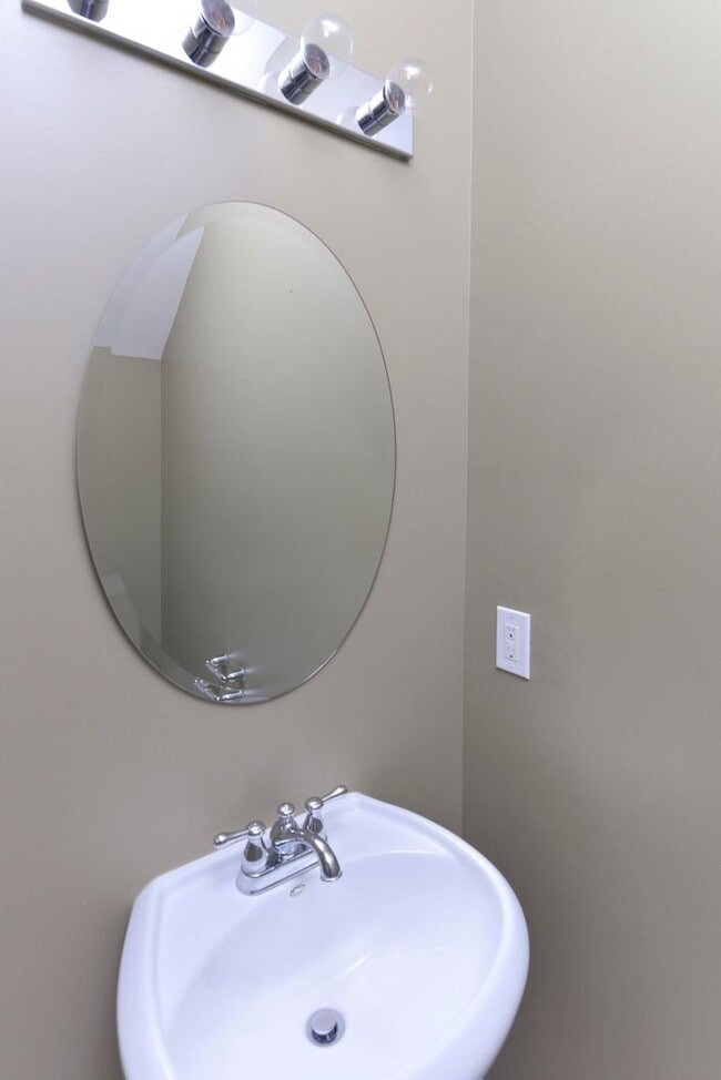 Building Photo - 2 Bedroom, 2.5 Bath in Hampton Forest- Mov...