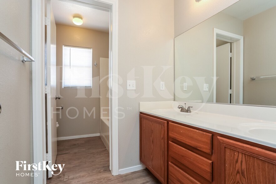 Building Photo - 4633 N Sergeant Ct