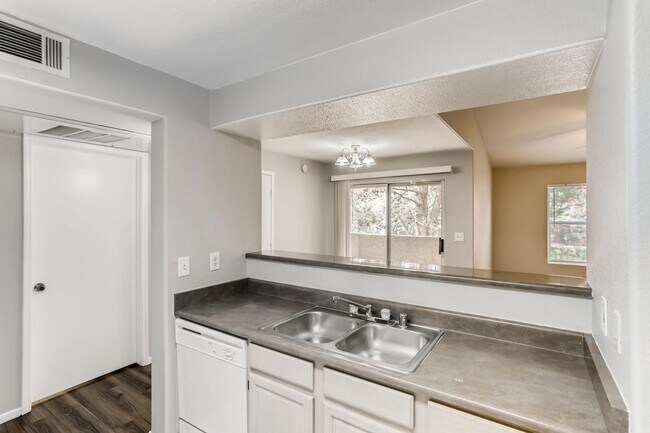 Building Photo - 2nd Floor Condo In Move-in Condition / Gated Southwest Community