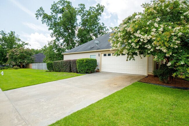 Building Photo - Spacious 4-Bedroom, 3-Bath Home with Large Screened-In Porch & Modern Features in Hahira, GA