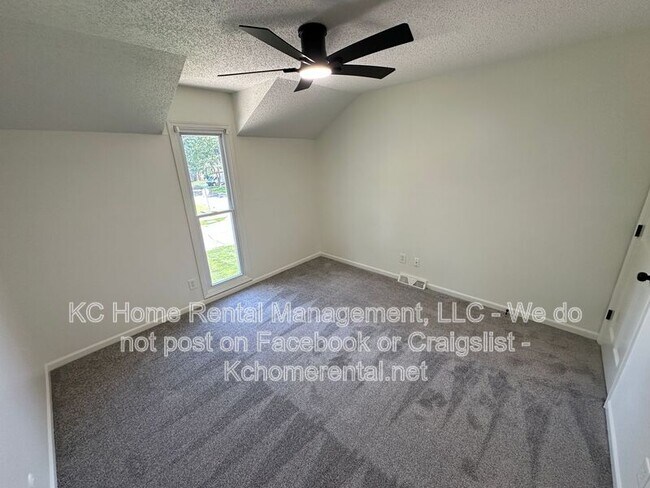 Building Photo - 3870 SW Harbor Dr