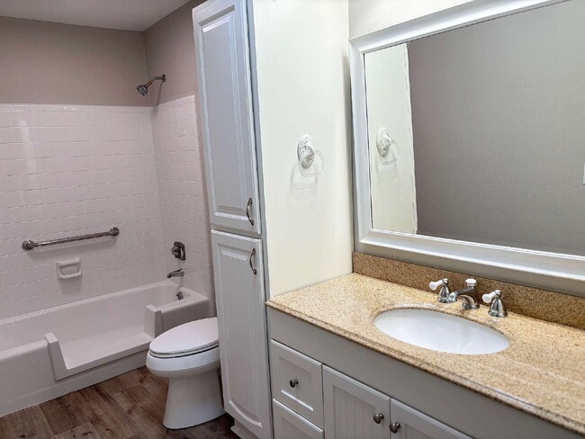 Building Photo - "Charming 2-Bed Oasis with Granite Touches & Cozy Fireplace in Fort Walton Beach!"