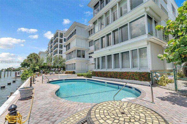 Building Photo - 9200 W Bay Harbor Dr
