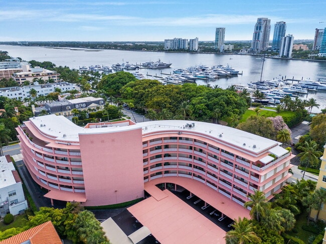 Building Photo - 315 S Lake Dr