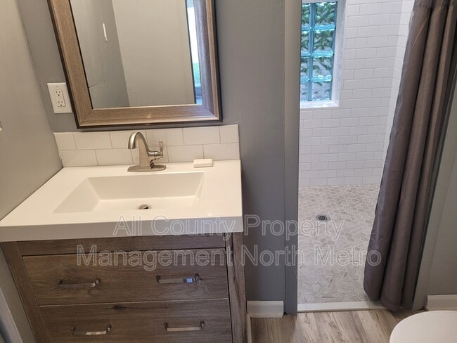 Building Photo - 5606 Roberts Dr