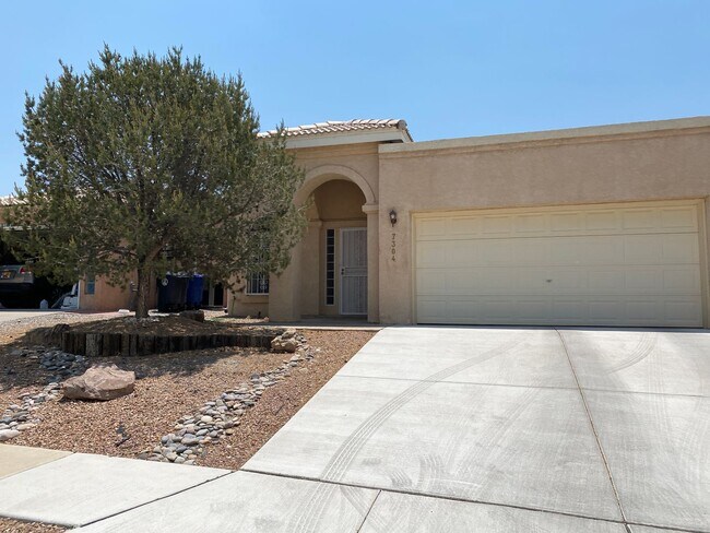 Building Photo - Beautiful 3BR/2BA home in Great NE Heights...