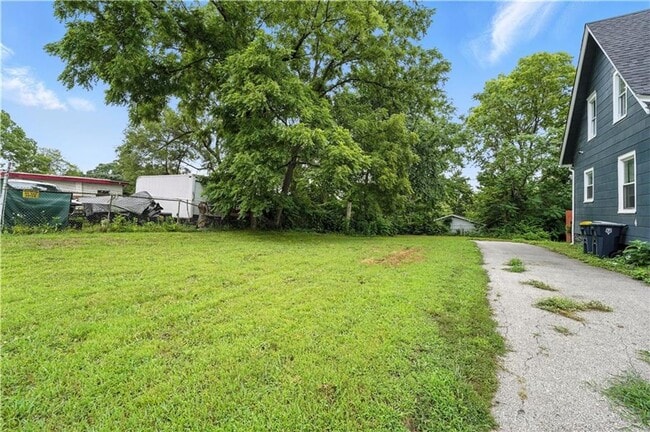 Building Photo - Great 2 bedroom 2 FULL bathrooms remodeled...