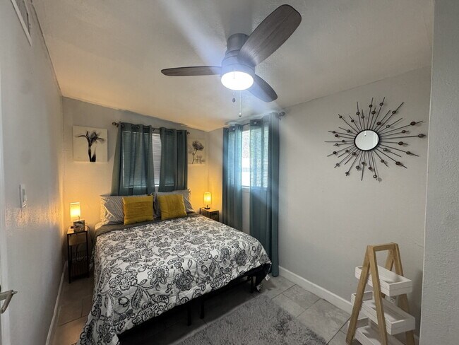 Building Photo - 2 bedroom single family w/yard & W/d
