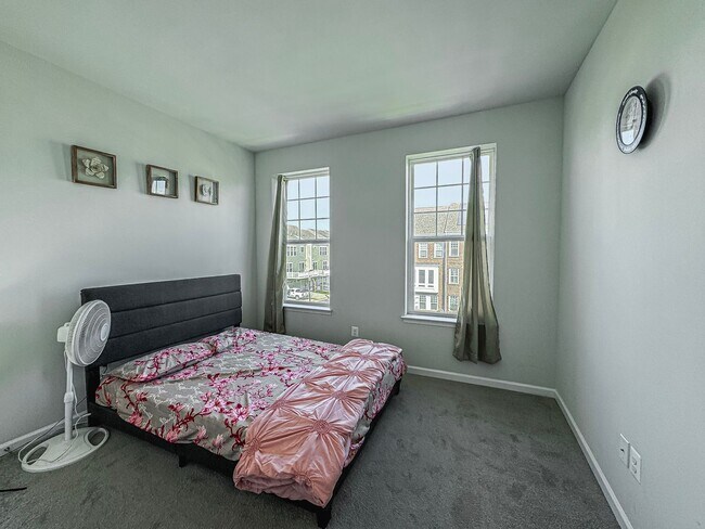 Building Photo - Stunning and Spacious 4 Bed 3.5 Bath End Unit Townhome In Highly Desired Goose Creek Club