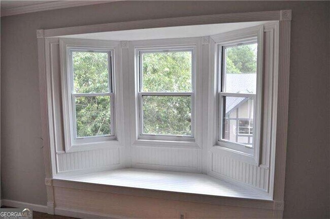 Building Photo - 6851 Roswell Rd