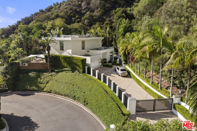 Building Photo - 1889 Rising Glen Rd