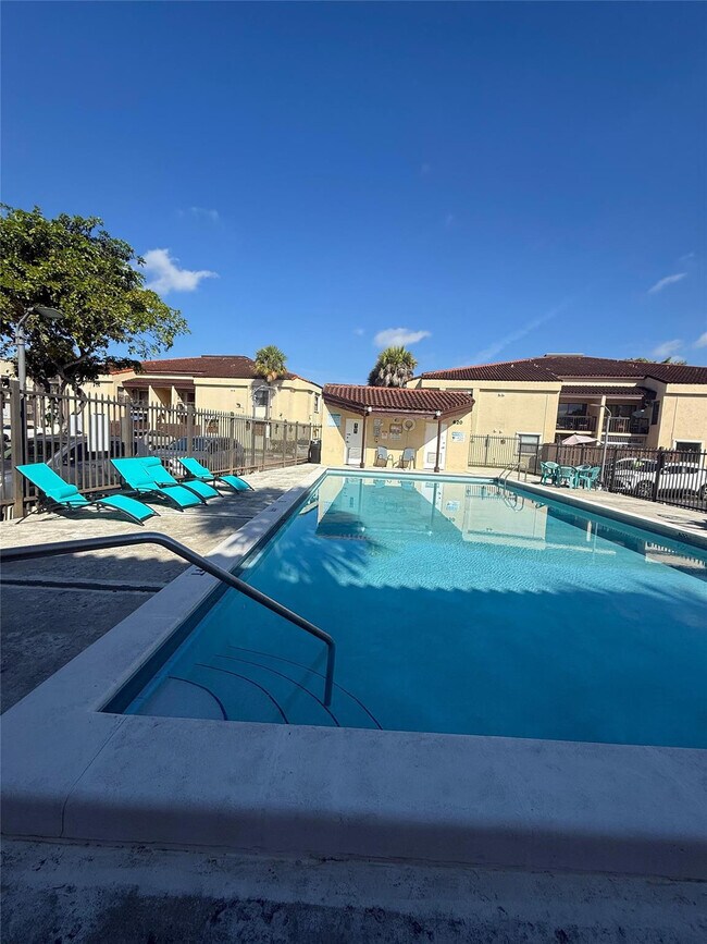 Building Photo - 660 W Park Dr