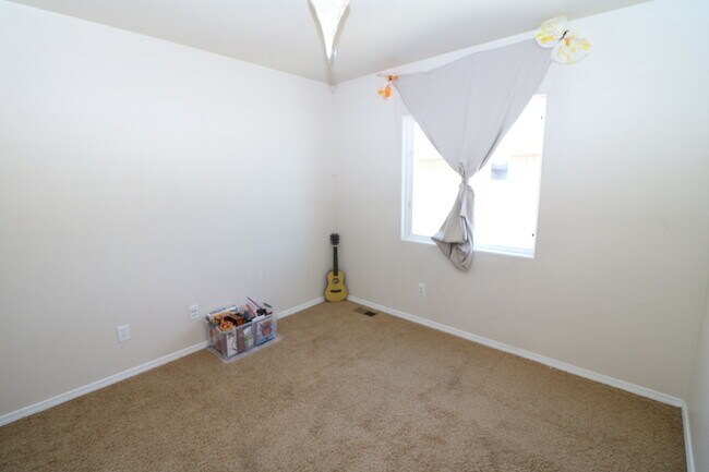 Building Photo - 3bdrm 3bath home with 2 car garage