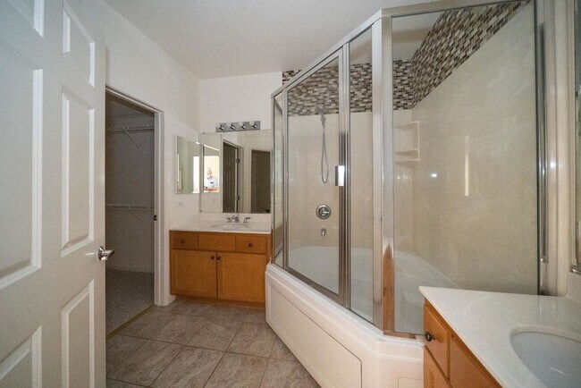 Building Photo - Beautiful & Spacious 3bd Condo With Great ...