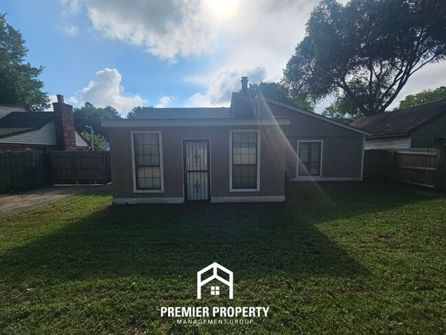 Building Photo - Move-In Ready 3BR Gem in Memphis - Cozy Fireplace, Tile Dining & Private Yard