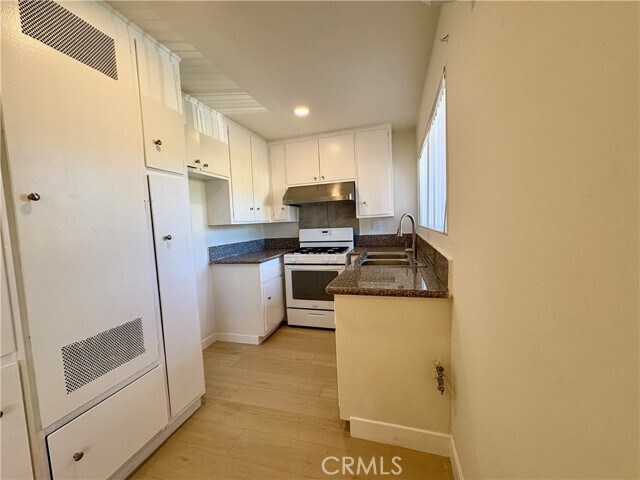 Building Photo - 660 E 6th St