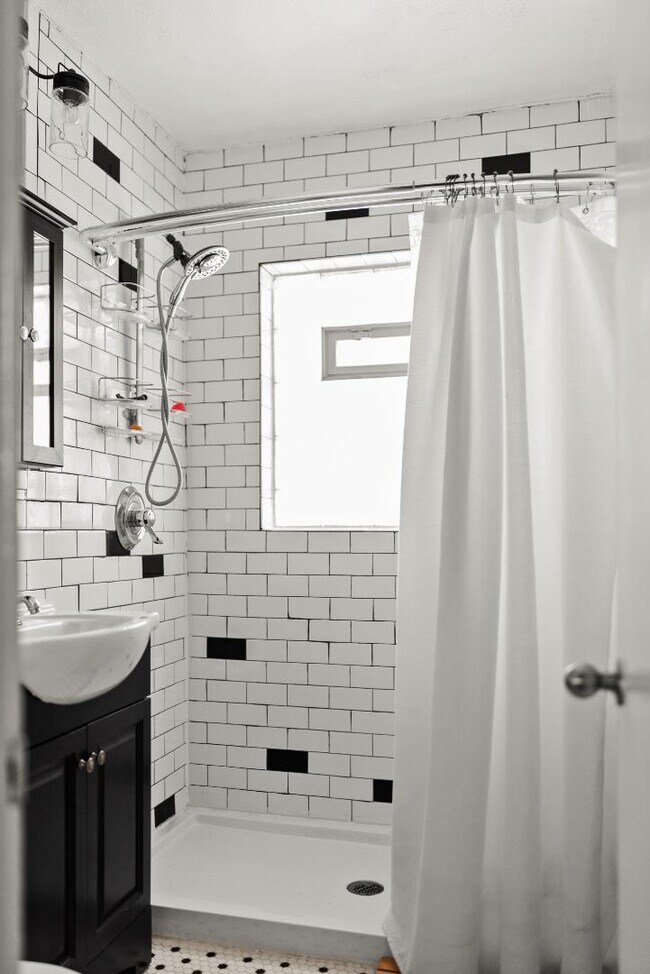 Building Photo - 1733 Lima St