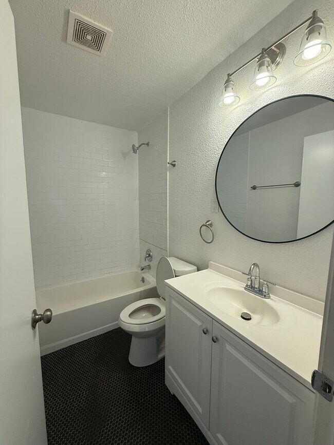 Building Photo - Newly Renovated 2 Bed Home | Hardwood Floors + Updated Interior!