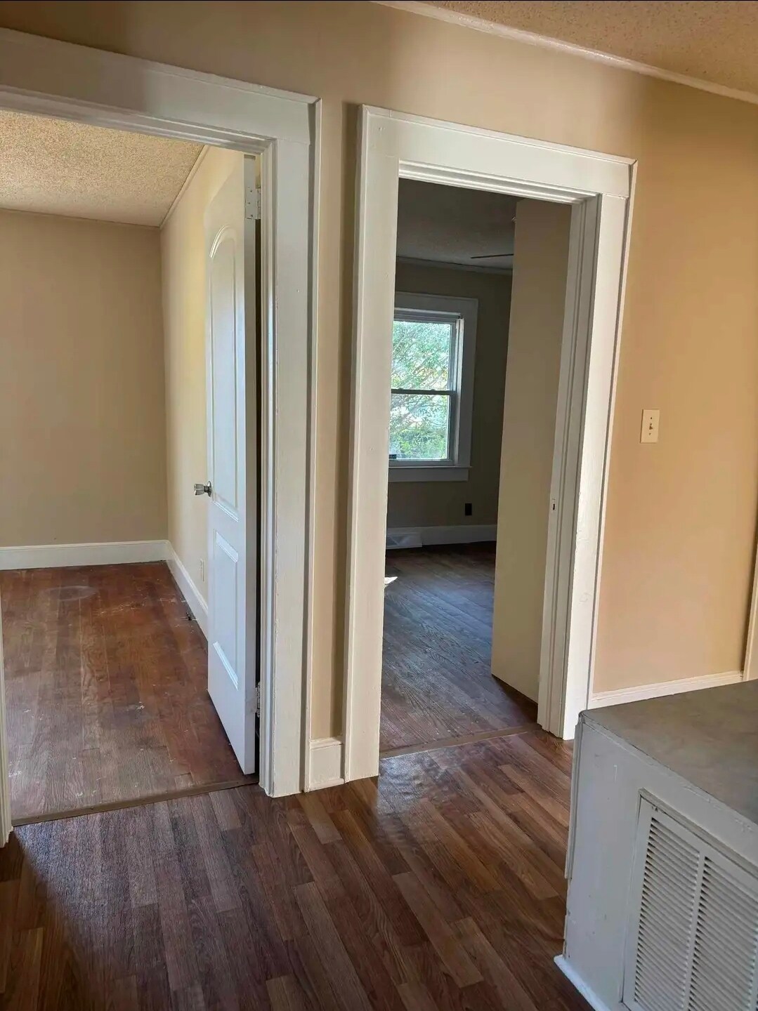 Building Photo - 305 Smith St