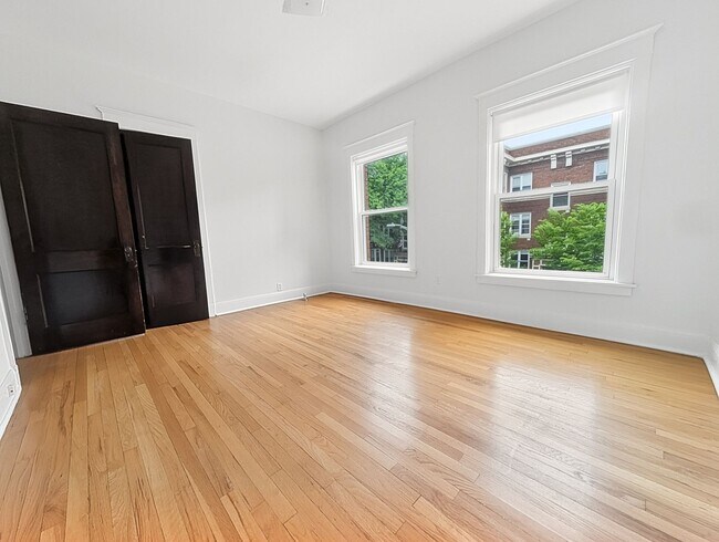 Building Photo - Large 3-bed/1-bath Apartment in the Heart of Rogers Park!
